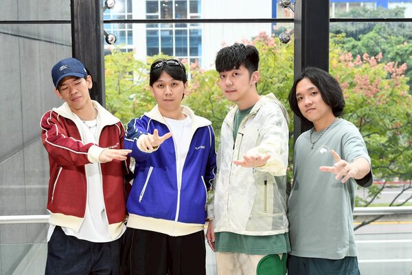 ▲▼ 「浪漫里」正式成立，貝斯手歐易（左起）、 吉他手沈裕紘（阿舍）、主唱魏裕銘（魏斯理）、鼓手陳羿瑋（一尾）。（圖／三立提供）