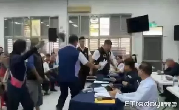 ▲花蓮縣議長張峻腳踹傅崐萁的桌子。（圖／讀者提供）