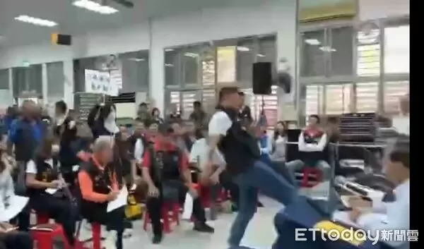 ▲花蓮縣議長張峻腳踹傅崐萁的桌子。（圖／讀者提供）