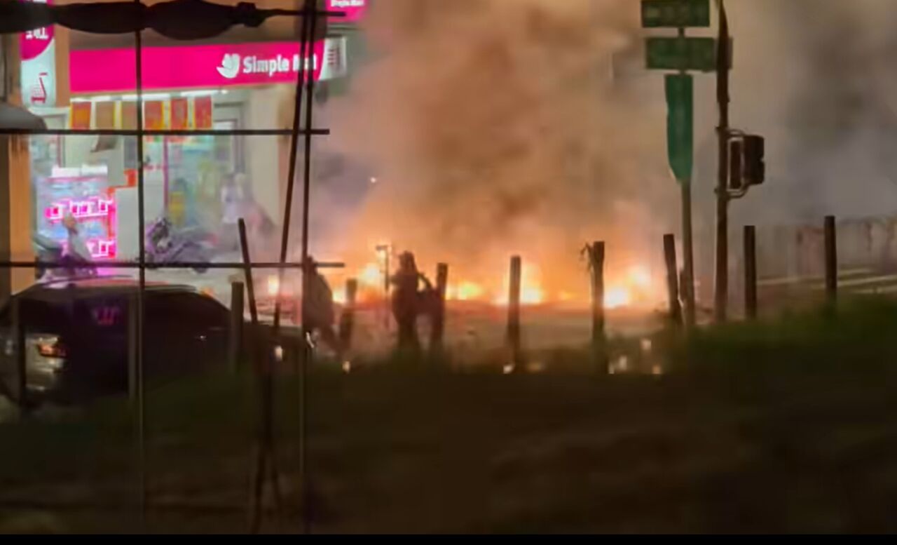 高雄廟會「瘋狂鞭炮」整街燒濃煙 居民打爆電話:沒政府了嗎