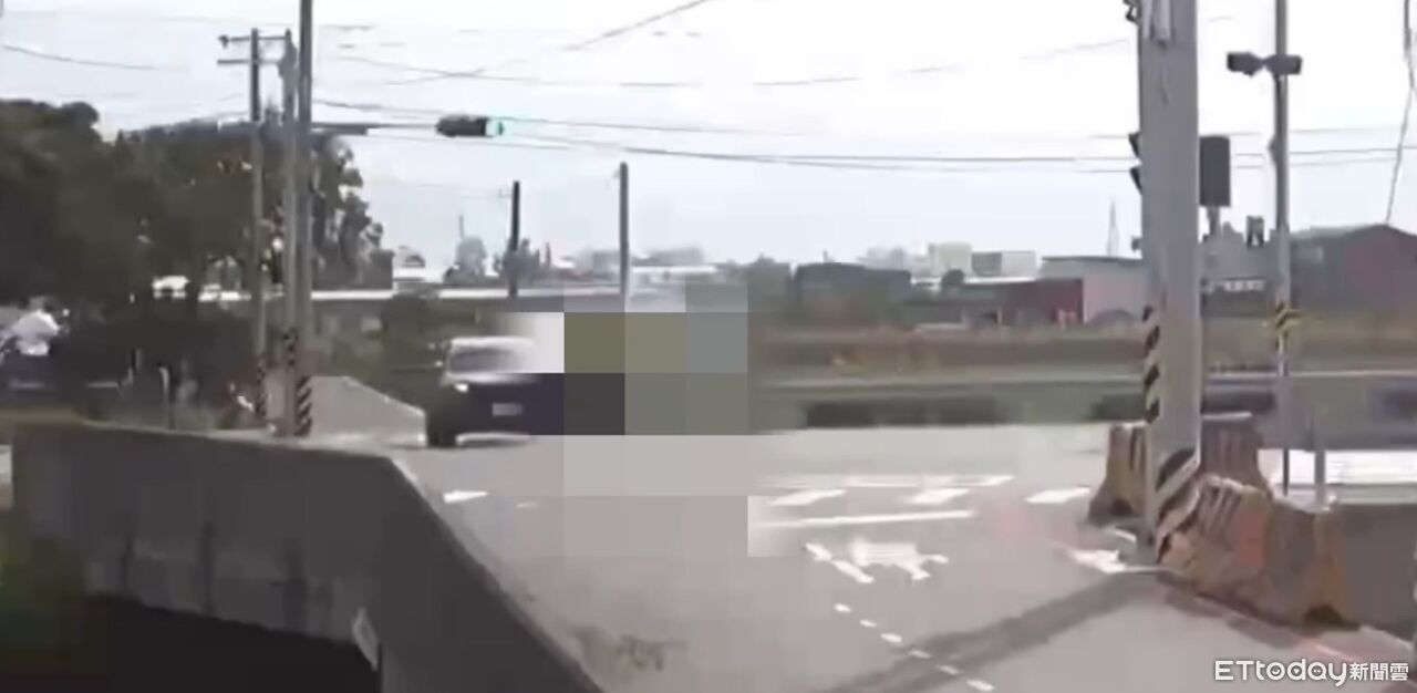 神風撞擊畫面曝!騎士佳里醫院前闖紅燈 躺地重傷送醫搶救