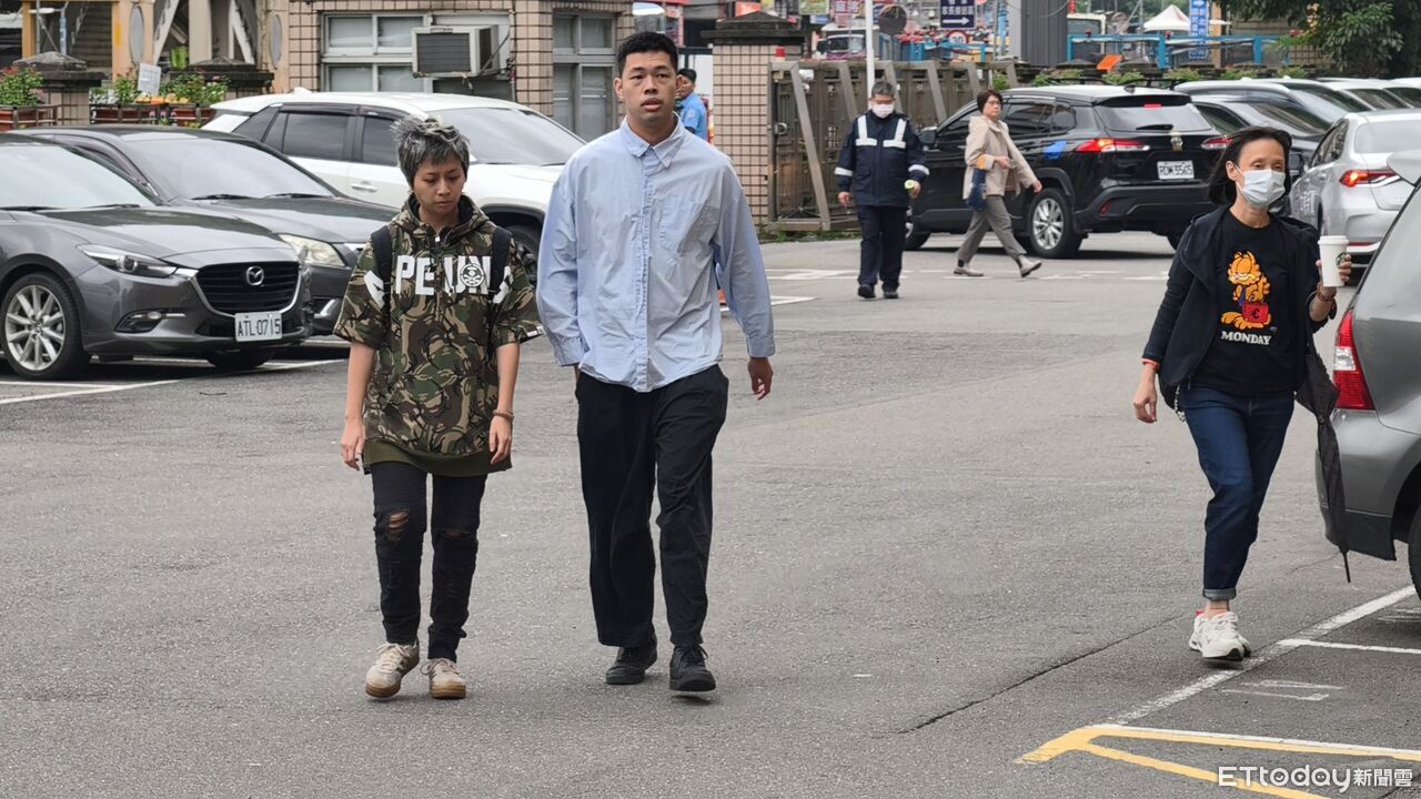 快訊/閃兵案開庭!陳大天「提前38分鐘」現身新北院 阿虎也到了