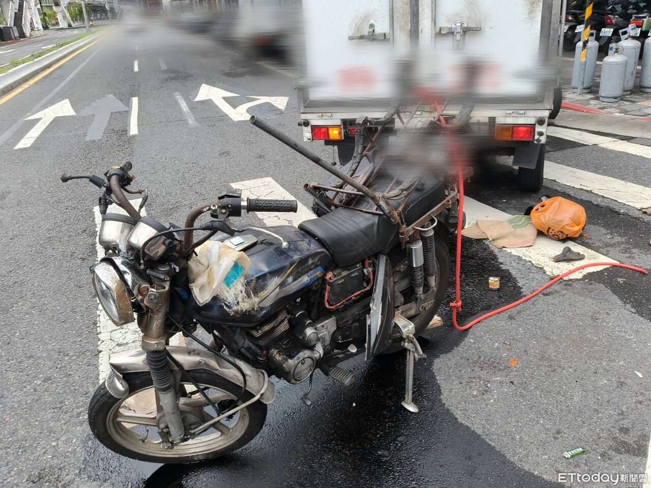 萬華驚悚車禍!貨車左轉與機車相撞 瓦斯行外送員不治