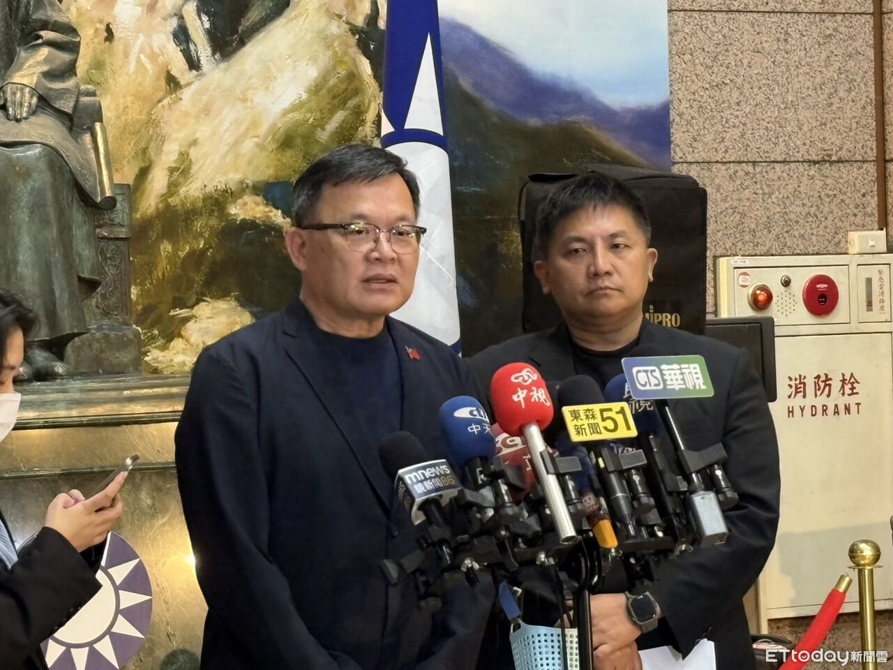 鄭麗文將就任!新團隊正式交接 李乾龍讚新媒體部表現好盼續留