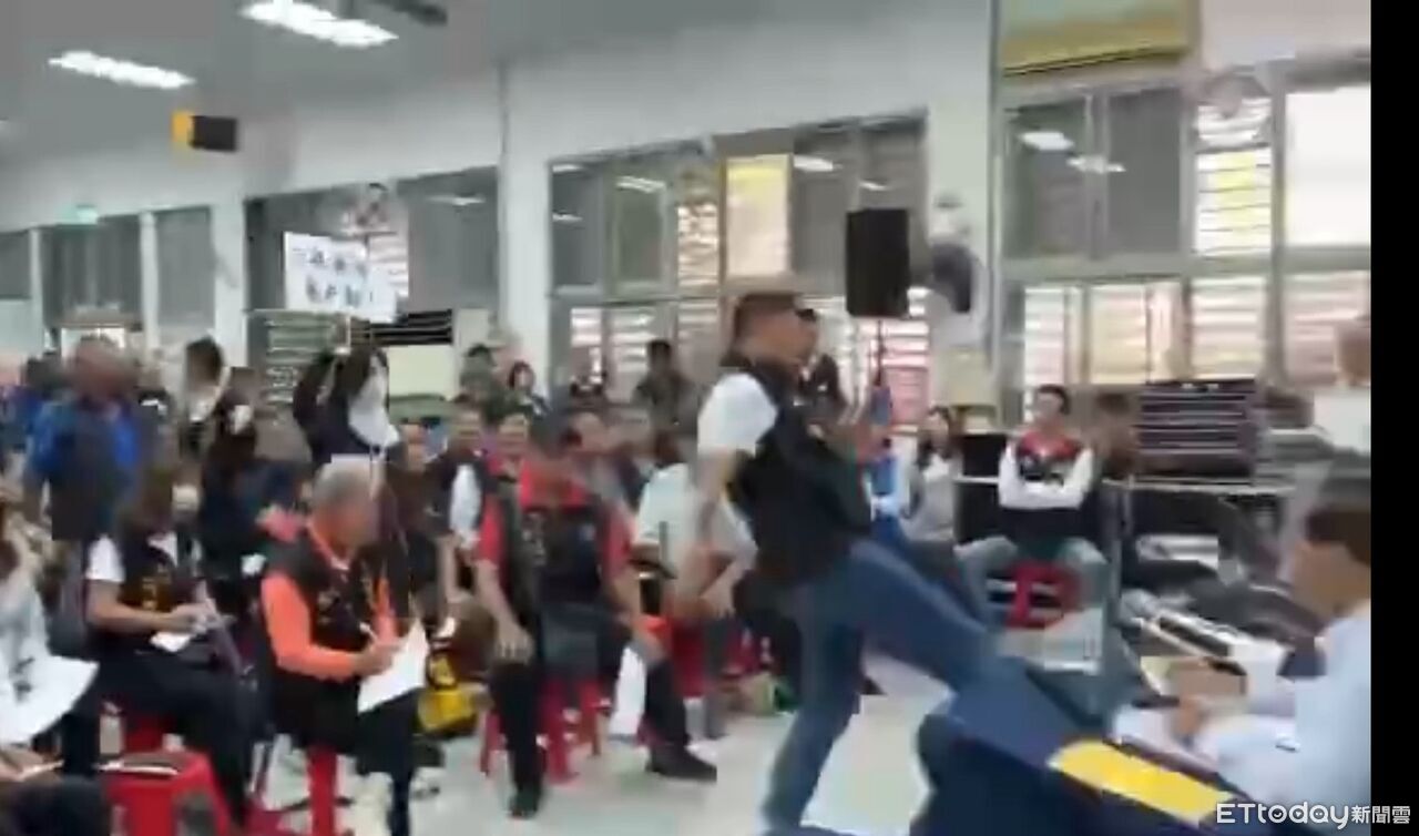 議長張峻狠踹傅崐萁桌　光復鄉災民不滿開會被擋：我們是賤民嗎