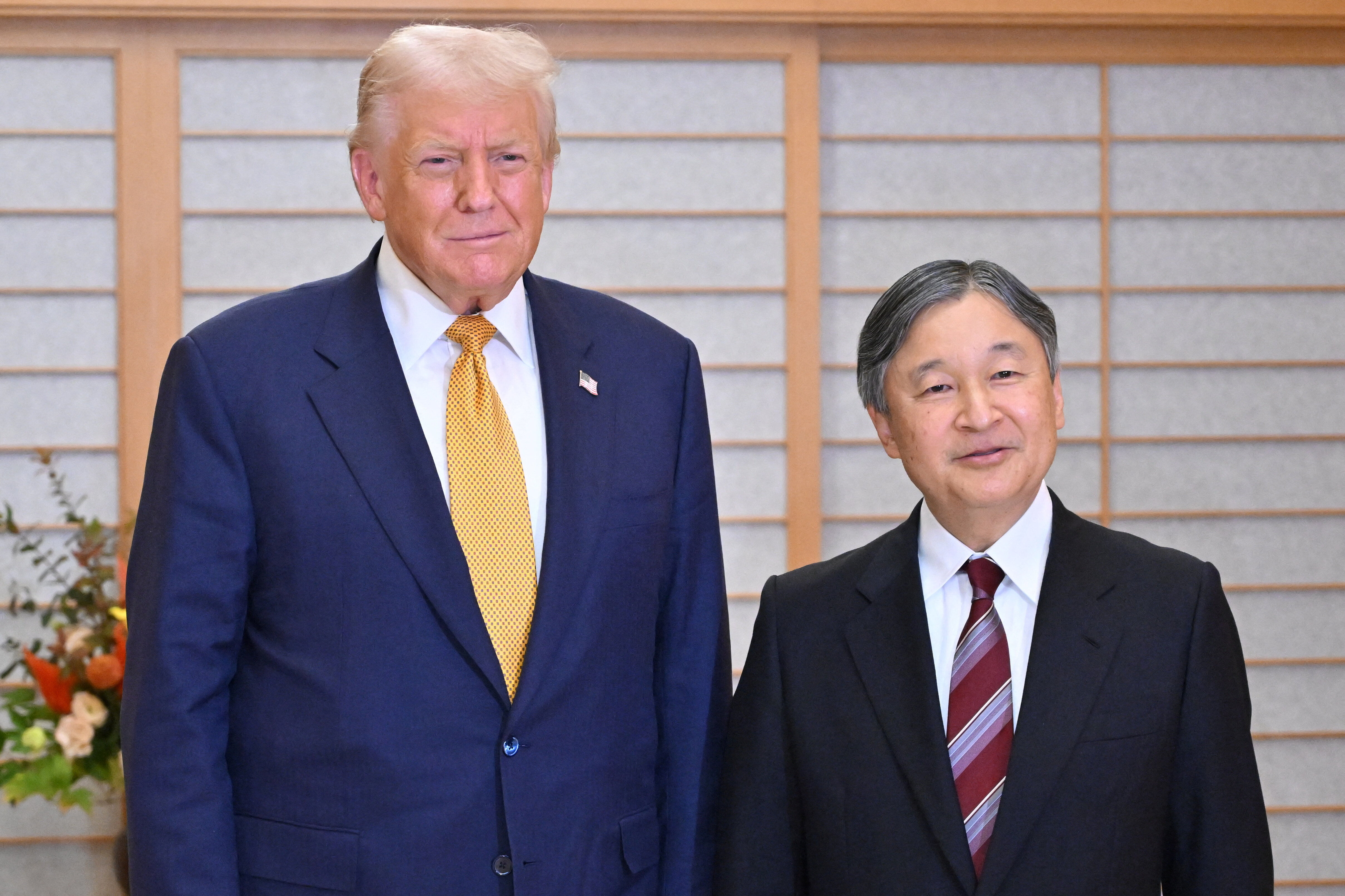 ▲▼美國總統川普27日晚間抵達皇居,日本德仁天皇迎接。(圖/路透)