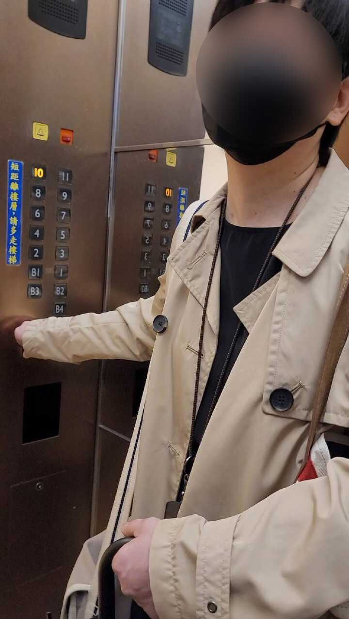 詹怡宜與張靖玲在公司電梯巧遇，詹怡宜否認張的調職為懲戒，並強調「不是錯，不是懲罰」。（圖／翻攝畫面）