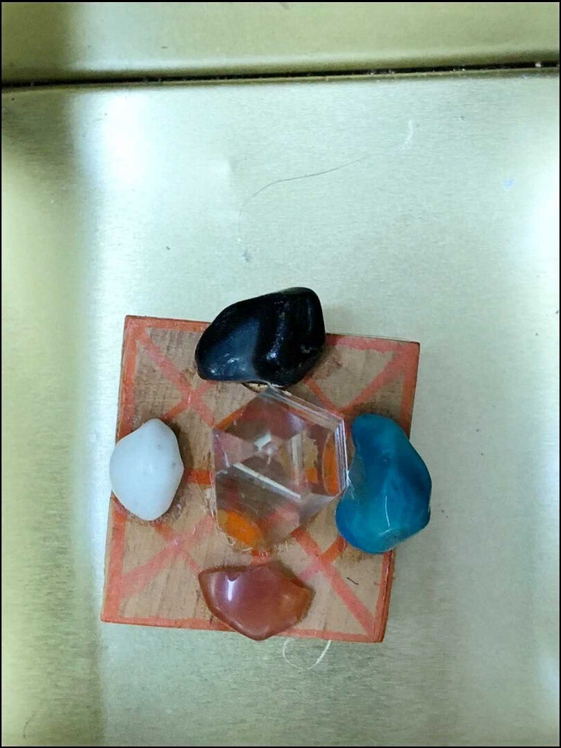 古彩彥在公司內的鐵盒用水晶擺放風水陣法，同事們紛紛表示「很邪門」。（圖／讀者提供）