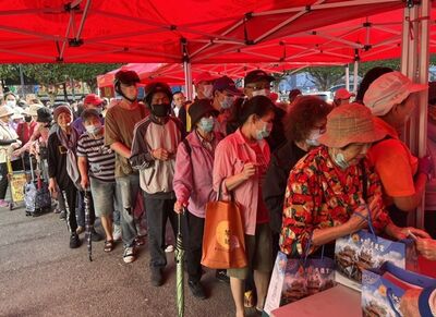 桃園慈護宮慶99重陽　千顆壽桃發送80歲以上長者