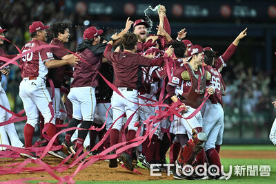 快訊／林泓育致勝兩分砲！桃猿9比7逆轉兄弟　樂天接手首冠