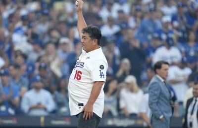 野茂英雄登場開球再現「龍捲風」  羅伯斯：他是日本的驕傲
