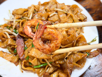 道地鑊香氣一口秒回大馬！華僑老闆掌廚炒粿條　隱身桃園觀光夜市