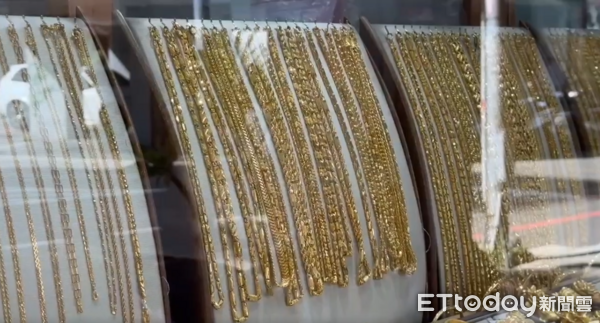 ▲▼新竹銀樓爆搶案，嫌犯開媽媽的跑車搶14萬元金項鍊。（圖／記者楊永盛翻攝）