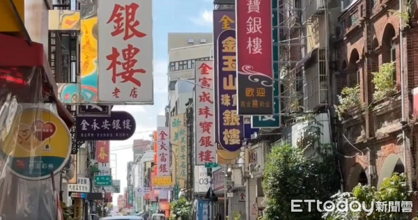 ▲▼新竹銀樓爆搶案，嫌犯開媽媽的跑車搶14萬元金項鍊。（圖／記者楊永盛翻攝）