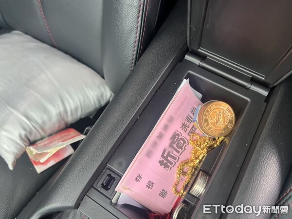 ▲▼新竹銀樓爆搶案，嫌犯開媽媽的跑車搶14萬元金項鍊。（圖／記者楊永盛翻攝）