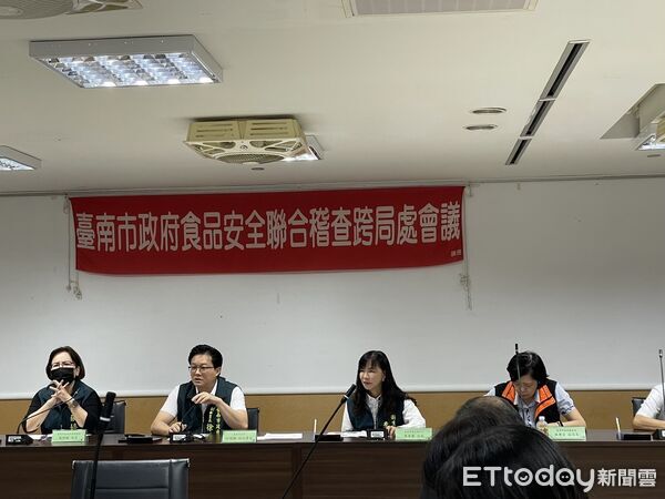 ▲台南市政府27日上午召開食品安全會議，由副祕書長徐健麟主持，跨局處協調豬肉產品流向及防疫措施。（記者林東良翻攝，下同）