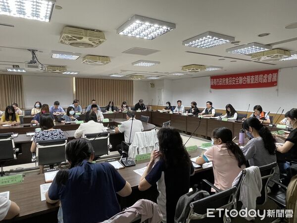 ▲台南市政府27日上午召開食品安全會議，由副祕書長徐健麟主持，跨局處協調豬肉產品流向及防疫措施。（記者林東良翻攝，下同）