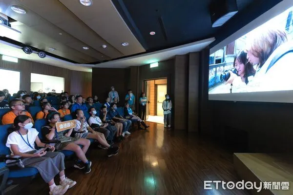 ▲▼看見家鄉-學童們看到自製的家鄉記錄片搬上螢幕播放，個個都十分興奮。。（圖／台灣看見家鄉推廣教育協會提供）