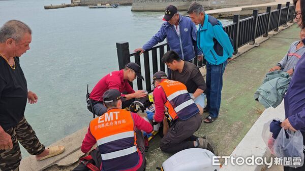 ▲男子落海被救起時已無呼吸心跳。（圖／記者陳洋翻攝）