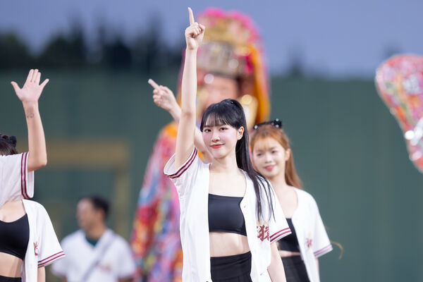 ▲▼樂天女孩和媽祖共舞。（圖／樂天桃猿提供）