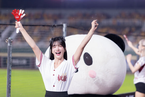 ▲▼樂天女孩和媽祖共舞。（圖／樂天桃猿提供）