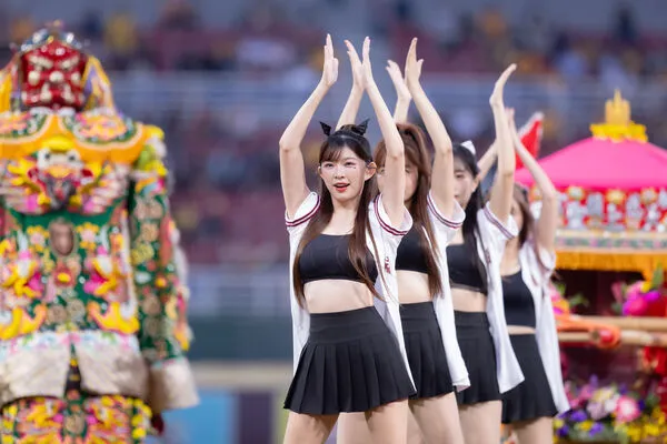 ▲▼樂天女孩和媽祖共舞。（圖／樂天桃猿提供）