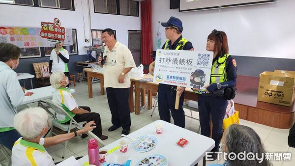 ▲關山警宣講團走入社區送關懷。（圖／記者楊晨東翻攝）