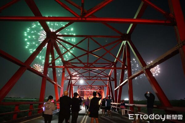 ▲西螺大橋藝陣文化祭萬人祈福，信仰能量照亮夜空。（圖／記者游瓊華翻攝）