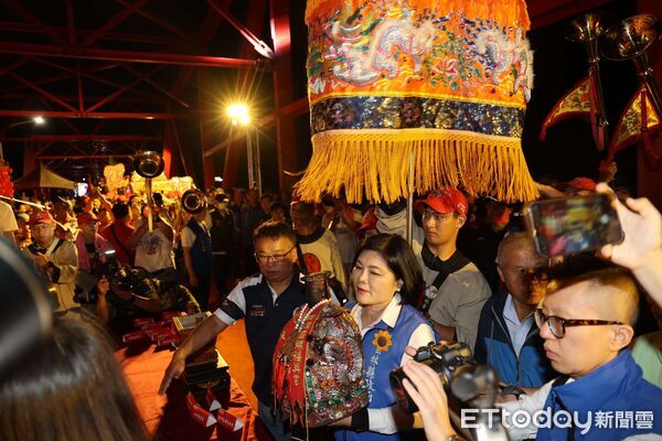 ▲西螺大橋藝陣文化祭萬人祈福，信仰能量照亮夜空。（圖／記者游瓊華翻攝）