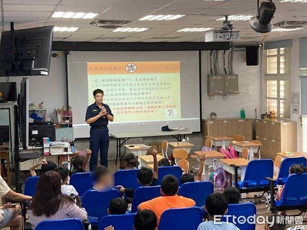 ▲綠島警讓孩子成為小小守法員。（圖／記者楊晨東翻攝）