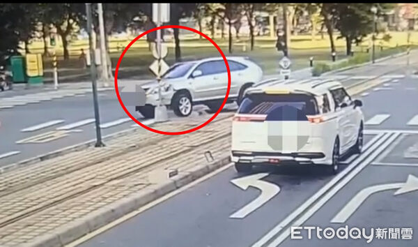 ▲▼ 怎麼開的？高雄自小客「鬼轉」撞斷輕軌號誌！　離譜畫面曝光。（圖／記者賴文萱翻攝）