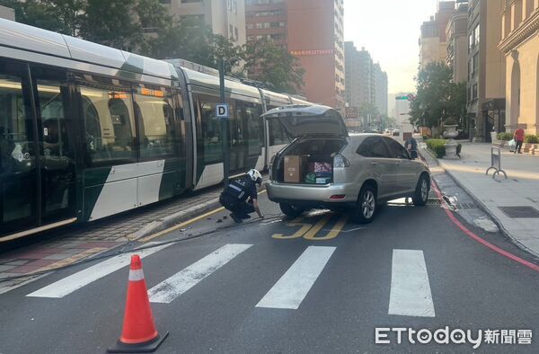 ▲▼ 怎麼開的？高雄自小客「鬼轉」撞斷輕軌號誌！　離譜畫面曝光。（圖／記者賴文萱翻攝）