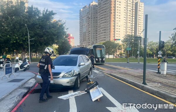 ▲▼ 怎麼開的？高雄自小客「鬼轉」撞斷輕軌號誌！　離譜畫面曝光。（圖／記者賴文萱翻攝）