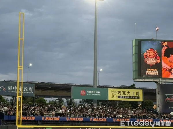 ▲聽牌桃猿移師洲際！樂天G5挑戰封王　現場7000條彩帶備妥。（圖／記者胡冠辰攝）