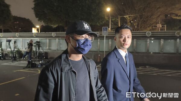 ▲閃兵案開庭結束，超詳解exam king創辦人蔣矩任離開新北院。（圖／記者黃哲民攝，下同）