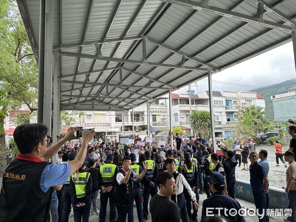 ▲國民黨立法院黨團總召傅崐萁與立委鄭天財，在花蓮光復鄉與居民舉行馬太鞍溪堰塞湖潰壩「災後重建特別條例座談會」。（圖／記者王兆麟攝，下同）