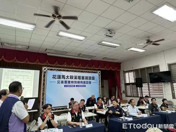 ▲國民黨立法院黨團總召傅崐萁與立委鄭天財，在花蓮光復鄉與居民舉行馬太鞍溪堰塞湖潰壩「災後重建特別條例座談會」。（圖／記者王兆麟攝，下同）