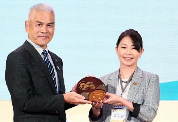 ▲政務次長黃啟煌(左)頒獎給捷迅，由該公司台灣區葉子菁副總經理代表領獎。（捷迅提供提供）