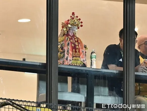 ▲▼ 2025中職台灣大賽G5，大甲鎮瀾宮媽祖坐鎮台中洲際棒球場。（圖／記者李毓康攝）
