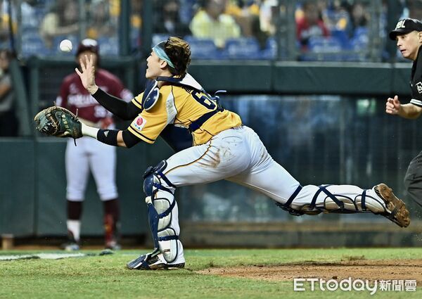 ▲▼ 2025中職台灣大賽G5，高宇杰接殺界外飛球。（圖／記者李毓康攝）