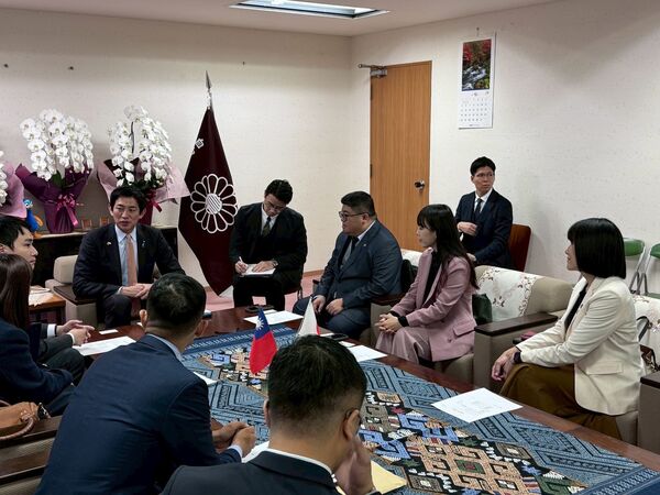 ▲▼民進黨青年局局長陳冠廷率團赴日官方訪問，拜會國土交通省副大臣佐佐木紀、自民黨政調會長小林鷹之、甫卸任法務大臣的眾議員鈴木馨祐、維新會政調會長齋藤Alex、維新會選對會委員長代行石井惠。（圖／立委陳冠廷國會辦公室提供）