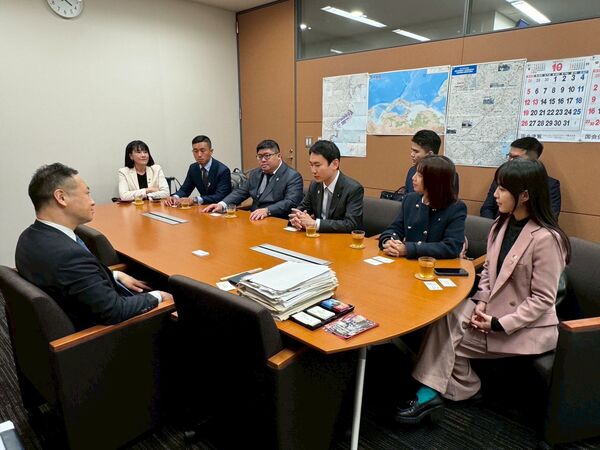 ▲▼民進黨青年局局長陳冠廷率團赴日官方訪問，拜會甫卸任法務大臣的眾議員鈴木馨祐。（圖／立委陳冠廷國會辦公室提供）