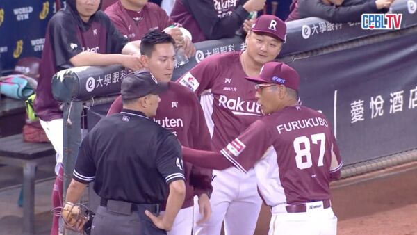 ▲梁家榮遠離三呎線爭議，古久保抗議。（圖／截自CPBL TV）