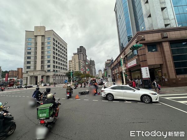 ▲北市文山區羅斯福路六段27日下午發生連環車禍、騎士慘摔。（圖／記者張君豪翻攝）