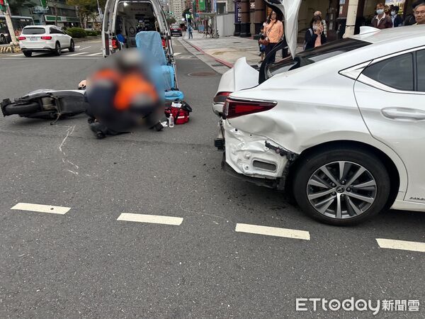 ▲北市文山區羅斯福路六段27日下午發生連環車禍、騎士慘摔。（圖／記者張君豪翻攝）