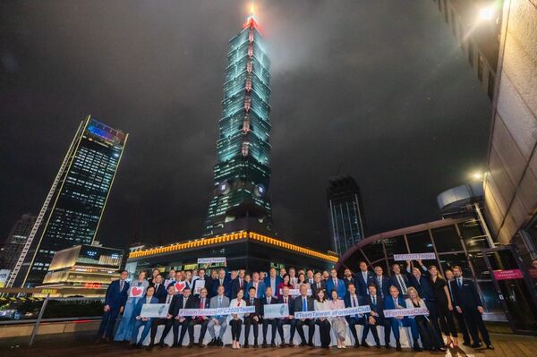 ▲▼立法院長韓國瑜、副院長江啟臣及外交部政務次長吳志中與福爾摩沙俱樂部訪賓在台北地標101大樓前合影。（圖／外交部提供）