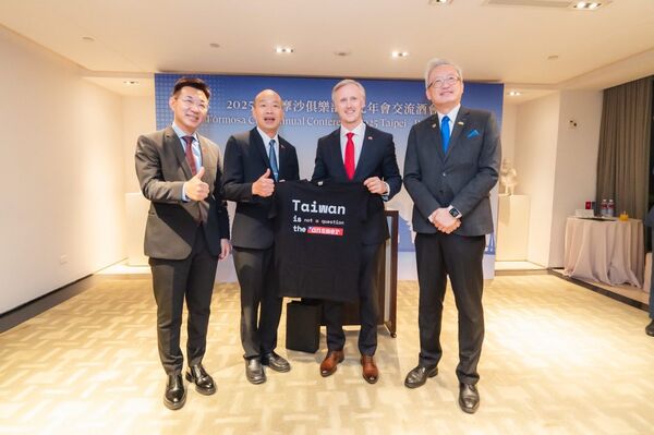 ▲▼立法院長韓國瑜、副院長江啟臣、外交部政務次長吳志中與福爾摩沙俱樂部年會主席柯理和（Rihards Kols）合影。（圖／外交部提供）