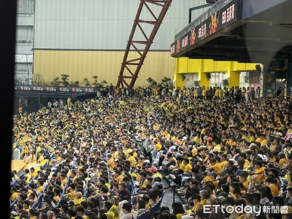 ▲平日加下雨仍難擋球迷熱情　猿象G5湧18307人寫洲際今年最高。（圖／記者胡冠辰攝）