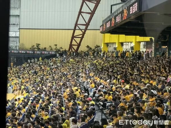 ▲平日加下雨仍難擋球迷熱情　猿象G5湧18307人寫洲際今年最高。（圖／記者胡冠辰攝）