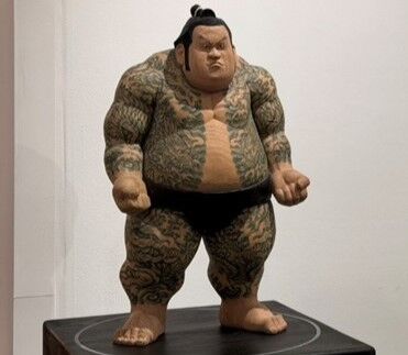 ▲人物造型誇張卻不失穩重，常搭配面具與全身刺青，呼應日本能劇、祭典與浮世繪文化。（圖／台灣空運提供）